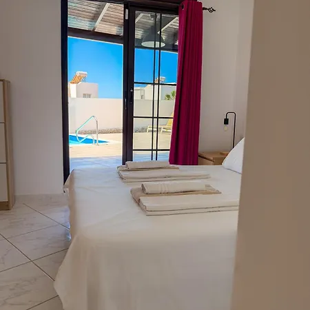 - Vista Oceana - Stunning 5 Bedroom Modern With Private Heated Pool And Ocean Views Playa Blanca (Lanzarote)