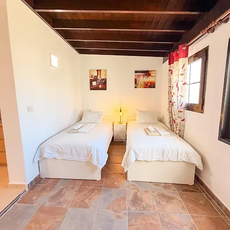 - Vista Oceana - Stunning 5 Bedroom Modern With Private Heated Pool And Ocean Views * Playa Blanca (Lanzarote)
