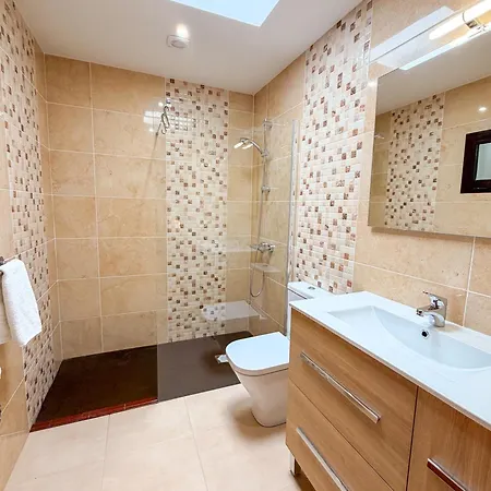 - Vista Oceana - Stunning 5 Bedroom Modern With Private Heated Pool And Ocean Views Villa Playa Blanca (Lanzarote)